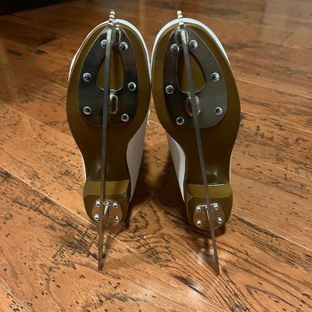 DBX Ice Skates, Size 6 - Picture 4 of 6